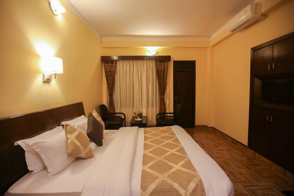 פוקהרה Hotel Peninsula מראה חיצוני תמונה