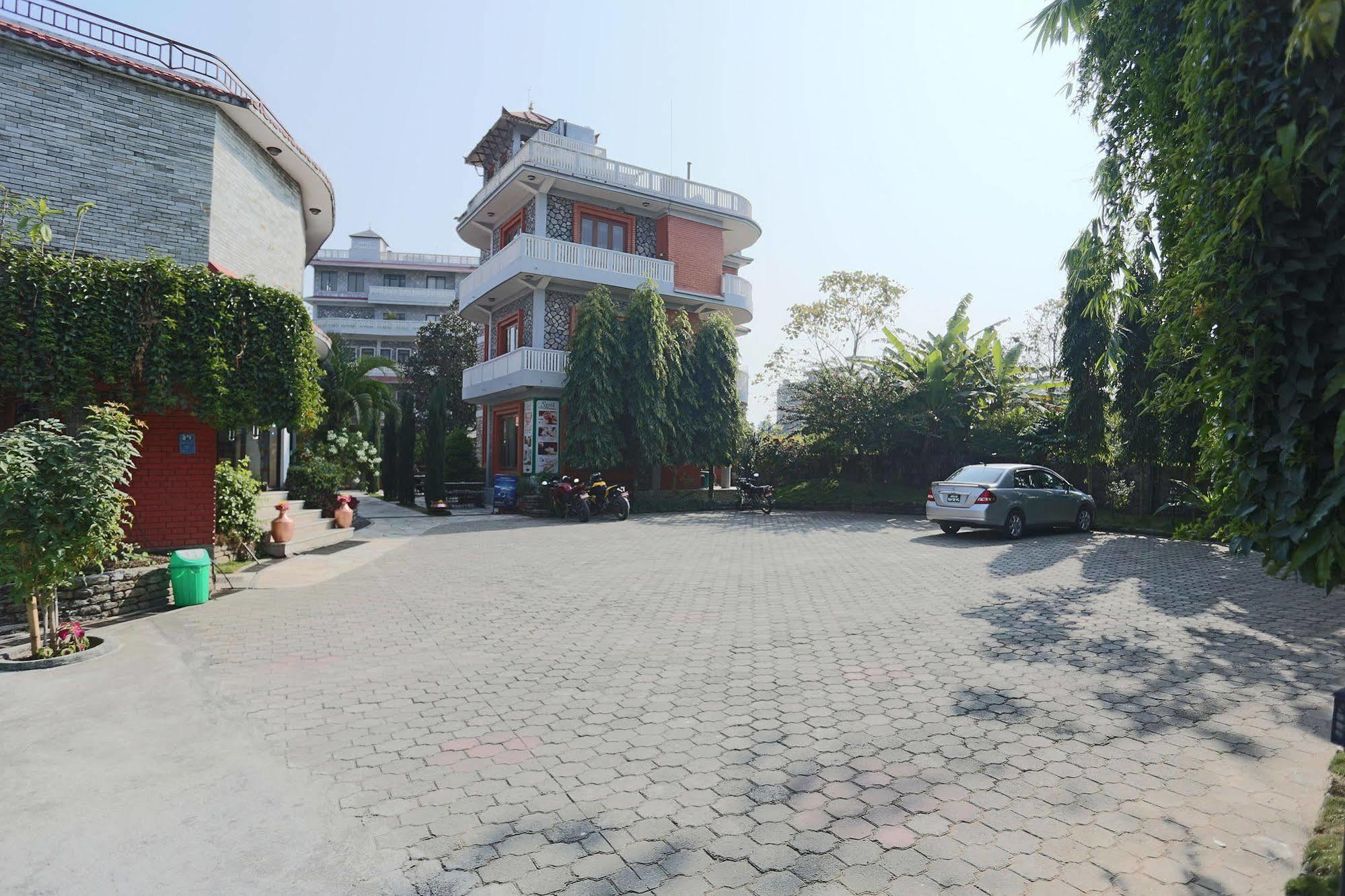 פוקהרה Hotel Peninsula מראה חיצוני תמונה