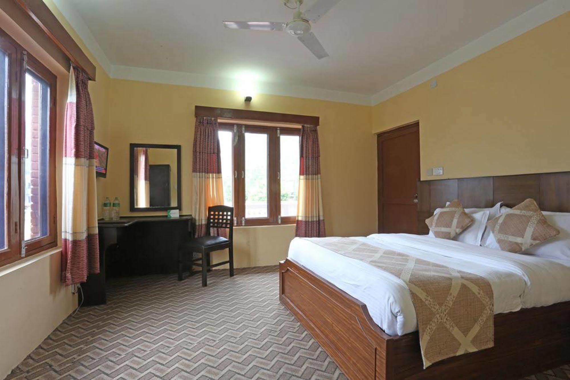 פוקהרה Hotel Peninsula מראה חיצוני תמונה
