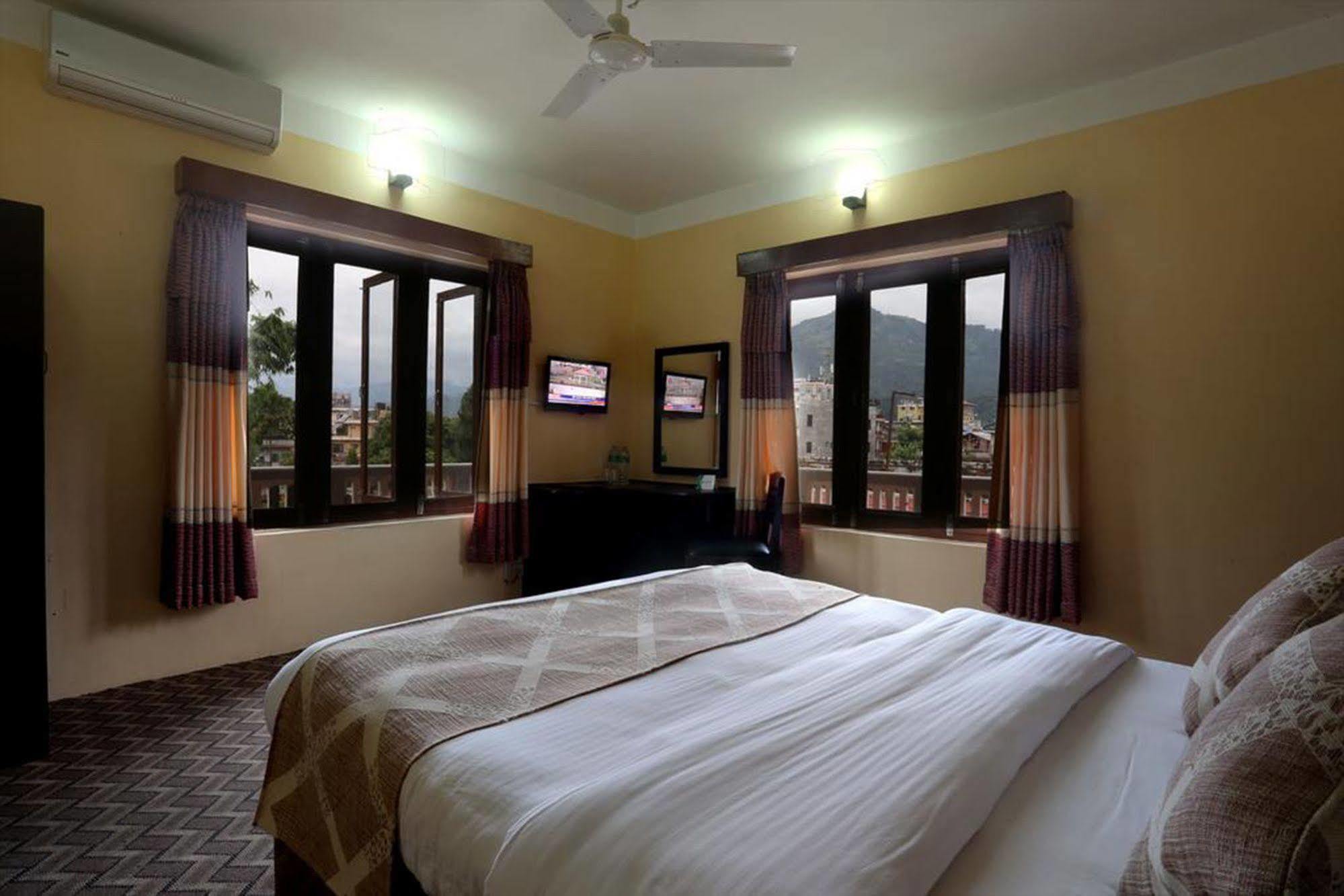 פוקהרה Hotel Peninsula מראה חיצוני תמונה