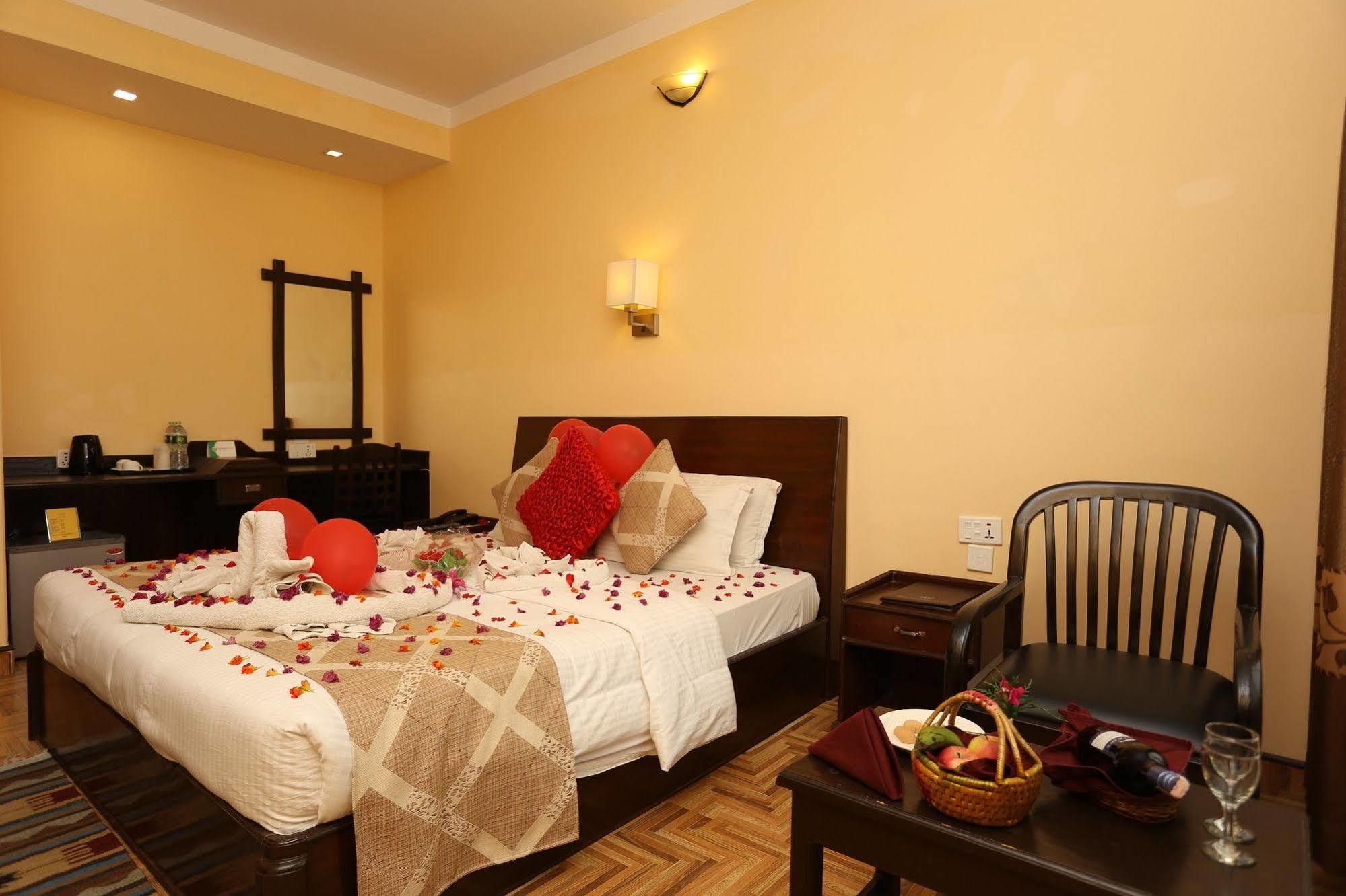 פוקהרה Hotel Peninsula מראה חיצוני תמונה